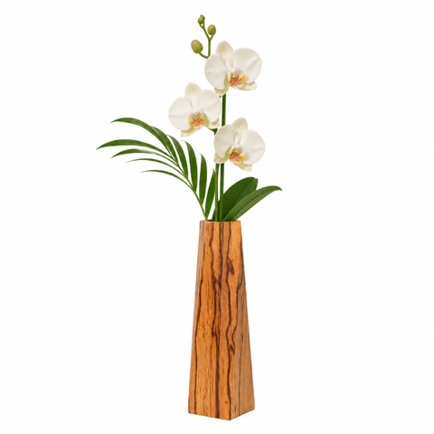 Soliflore artisanal en bois serpent avec branche d'orchidée blanche sur table basse dans un salon moderne.
